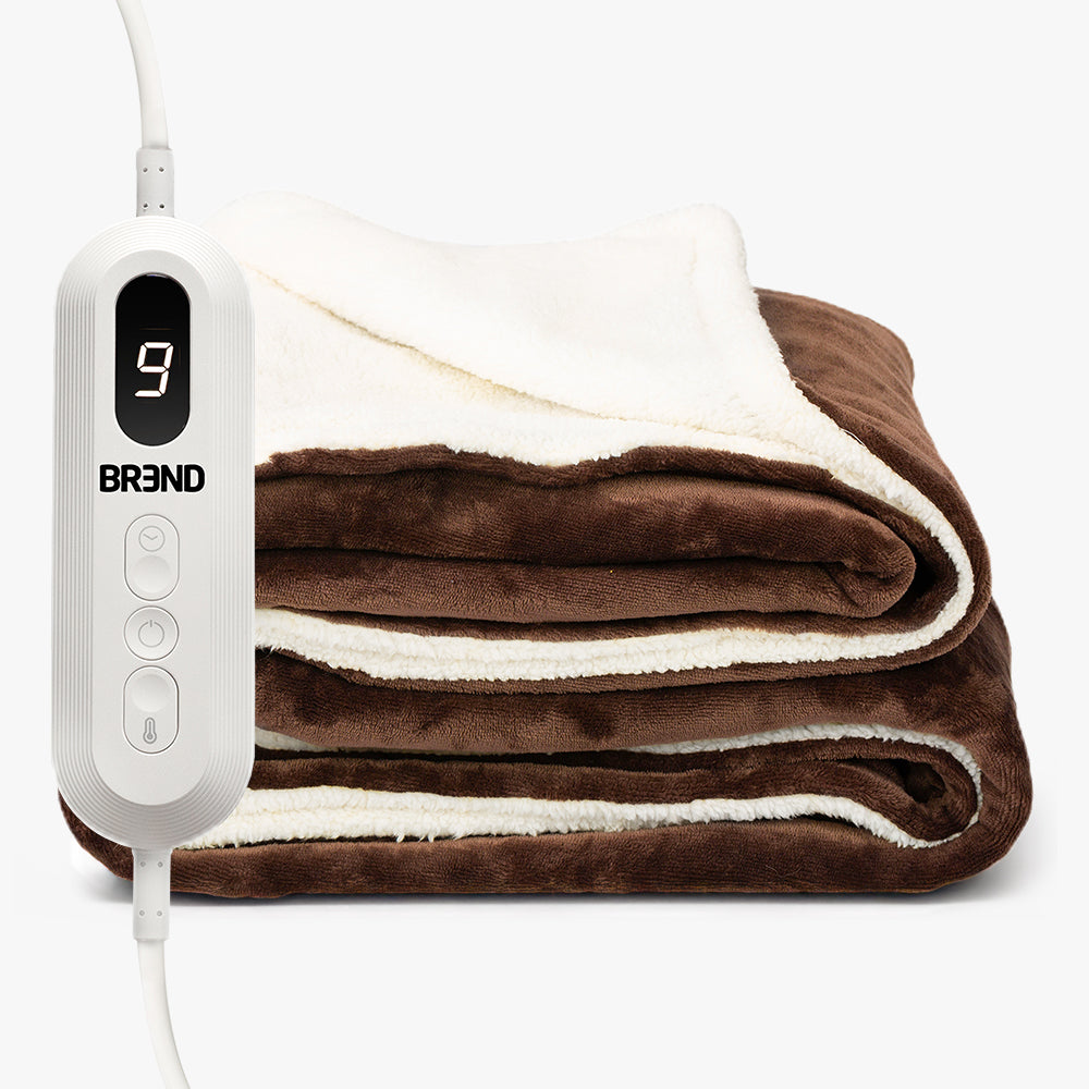 Plaid chauffant électrique marron replié, avec intérieur en sherpa crème et télécommande à écran