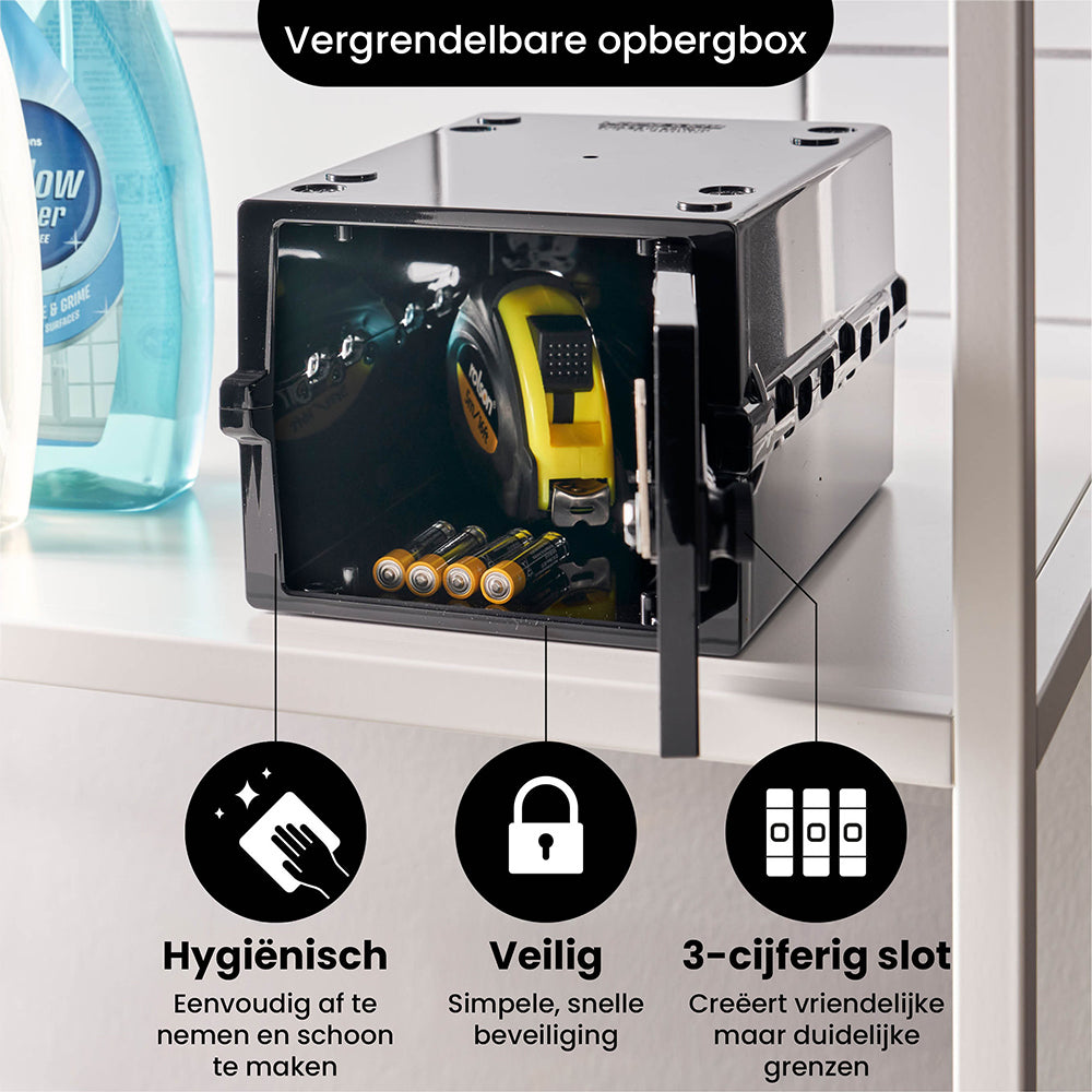 Lockabox Mini noire ouverte contenant des piles et un mètre ruban : hygiénique, sûre et dotée d'une serrure à 3 chiffres