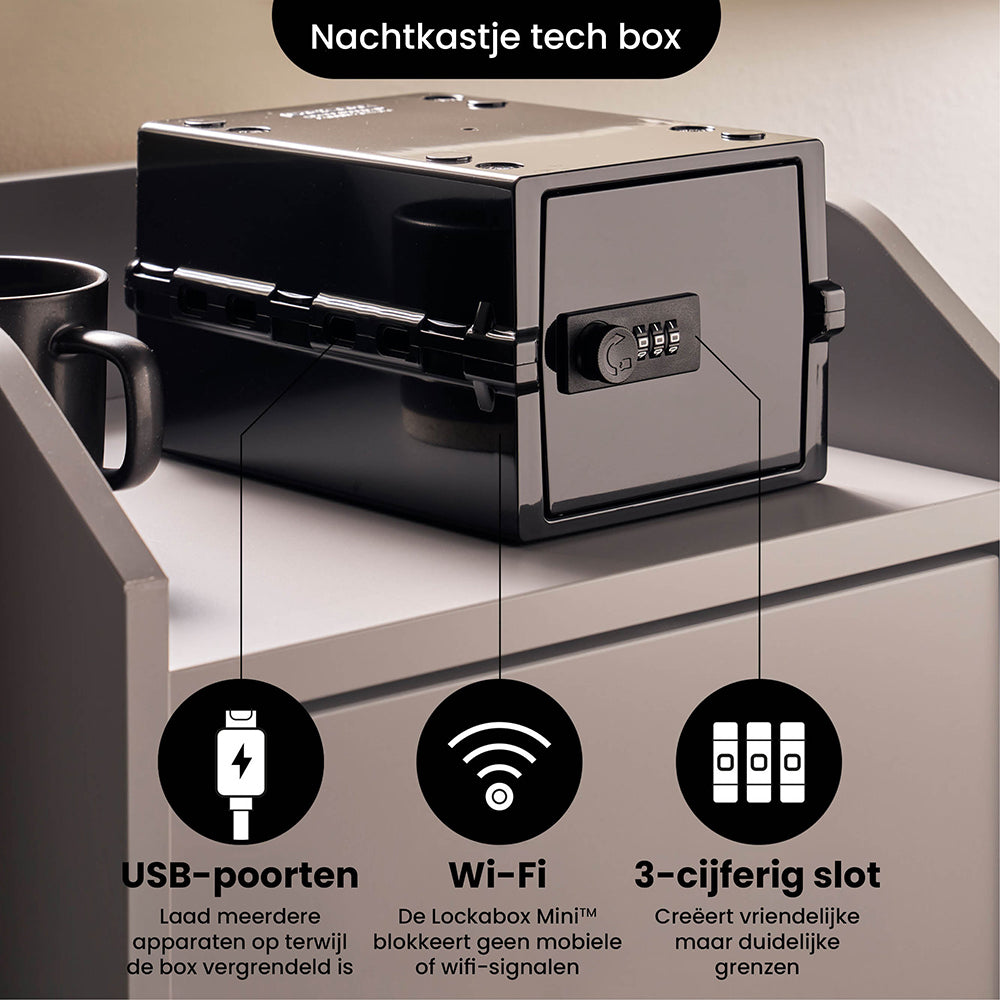 Lockabox Mini utilisée comme boîte tech sur la table de chevet, avec passages pour câbles de charge et serrure à 3 chiffres