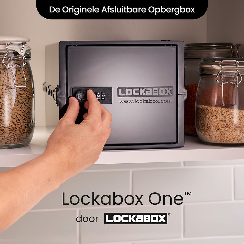 Hand draait aan het cijferslot van een Lockabox One op een keukenplank tussen voorraadpotten